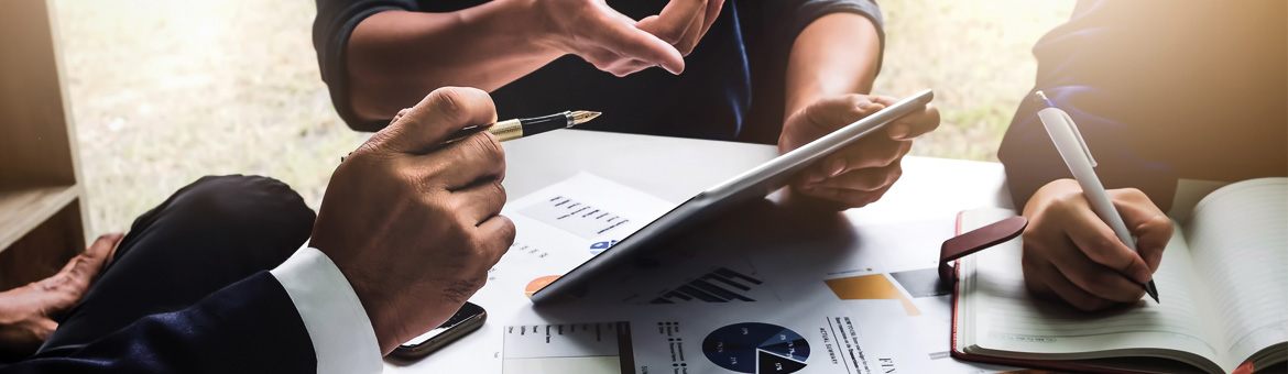 Rencontre de travail avec tablette